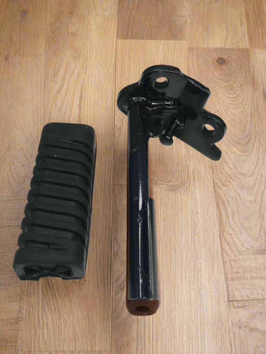 FOOTREST BRACKET FRONT LEFT FOR PLATINA ES WITH RUBBER