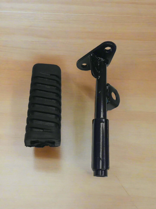 FOOTREST BRACKET FRONT RIGHT FOR PLATINA ES WIRH RUBBER